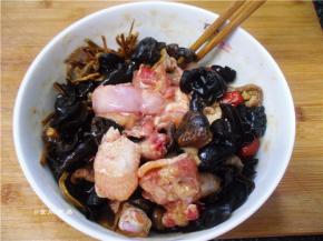 将处理好的素菜放入腌制好的鸡肉中，再次搅拌均匀