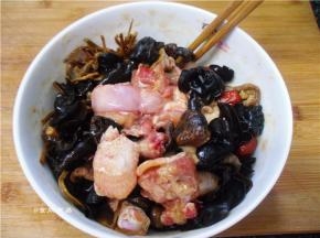 将处理好的素菜放入腌制好的鸡肉中，再次搅拌均匀