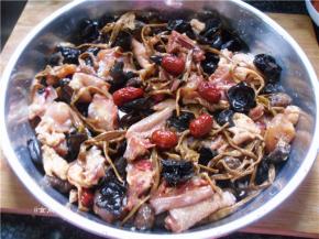 用不锈钢大盆盛起拌好的食材，平铺均匀