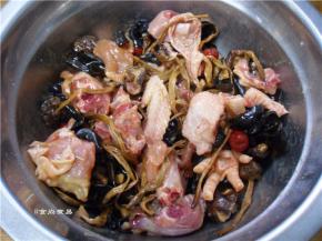 放入蒸锅中，隔水大火蒸25分钟即可