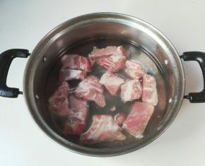 排骨和冷水一起烧开撇去浮沫