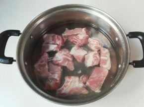 排骨和冷水一起烧开撇去浮沫