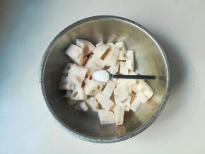 切小块，放一小勺盐腌制十五分钟冲洗干净