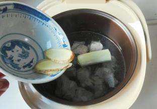 把排骨姜片大葱适量热水一起放进电饭煲里