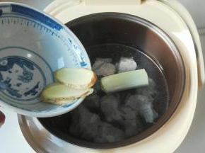 把排骨姜片大葱适量热水一起放进电饭煲里