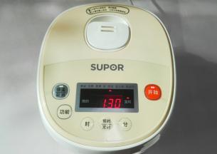 选择煲汤键，自动烧好汤