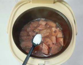 在剩余十分钟时间放进一小勺盐调味