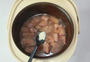 临吃的时候放少许鸡精