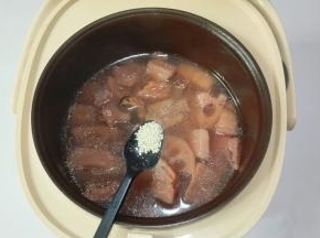 临吃的时候放少许鸡精