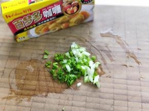 小葱皮皮，去根，洗干净，切葱花。