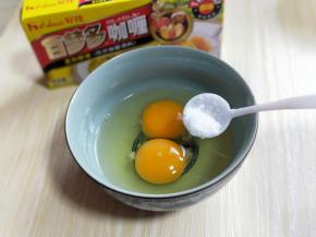 鸡蛋敲碗里，加入食用盐。