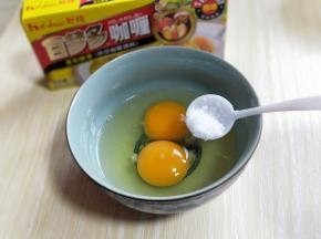 鸡蛋敲碗里，加入食用盐。
