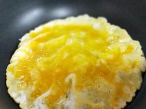 起油锅，倒入蛋液，小火煎鸡蛋饼。