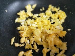 待表面蛋液凝固后用铲子铲碎。（或者蛋液倒入锅中后直接用铲子搅拌，直到蛋液凝固也可以）盛出备用。