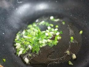 另起油锅，加入切好的葱花炒香。