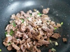 再加入牛肉粒煸炒。