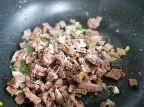 再加入牛肉粒煸炒。