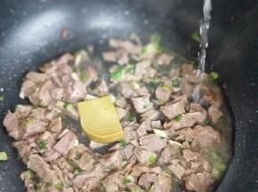 加入咖喱块，在加入少许清水。