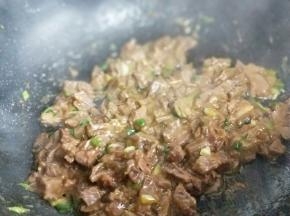 中小火烧之咖喱融化即可。