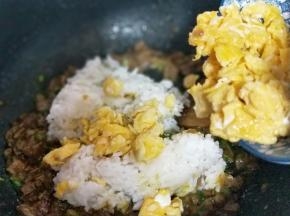 在加入提前煎好的鸡蛋碎，小火翻炒。