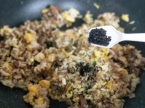 加入熟脱皮黑芝麻，翻炒均匀即可出锅。