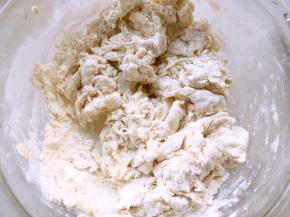 提前一天做酵头，将中种材料混合，用筷子活成棉絮状