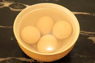 鸡蛋煮熟，大概8分钟左右，捞起浸泡在凉水里