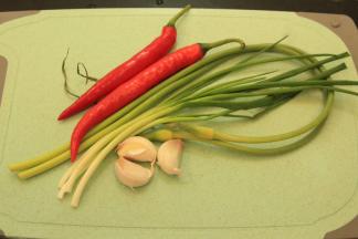 准备好材料：辣椒，蒜苔，大蒜，香葱
