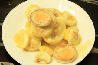 两面煎好后，盛出备用，留底油