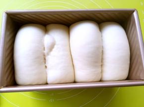 我做的原角吐司，发酵8分满即可，想要直角的，可以继续发酵至9分满，烤箱预热180度