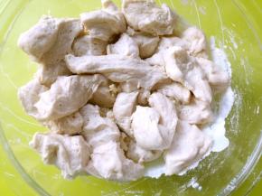 加牛奶活成棉絮状，之后加入切块的酵头面团，一起揉均匀