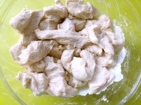 加牛奶活成棉絮状，之后加入切块的酵头面团，一起揉均匀