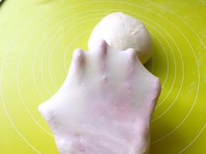 大约推揉15分钟左右，面团光滑，不粘手，切下一小块能撑出有弹性的手套膜