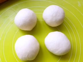 之后将面团分成四等份，揉至光滑状态，盖保鲜膜松弛15分钟