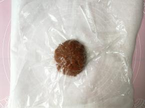 肉馅拌好后，取一张跟烤盘大小一致的油纸，把肉馅放在油纸上，再盖一层保鲜膜（我用的是28*28的烤盘，方子的量刚好烤两炉，所以将肉馅分成两份分别做接下来的步骤）