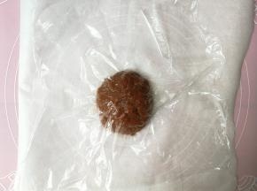 肉馅拌好后，取一张跟烤盘大小一致的油纸，把肉馅放在油纸上，再盖一层保鲜膜（我用的是28*28的烤盘，方子的量刚好烤两炉，所以将肉馅分成两份分别做接下来的步骤）