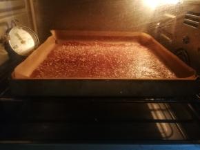 烤箱200度预热5分钟，将擀好的肉片送入烤箱烘烤，上下火180度中层烘烤，10分钟后取出刷一层蜂蜜水（配方中的蜂蜜和水调匀即可），继续送入烤箱烘烤12分钟，然后取出翻面再刷一遍蜂蜜水，再入烤箱烘烤5分钟左右