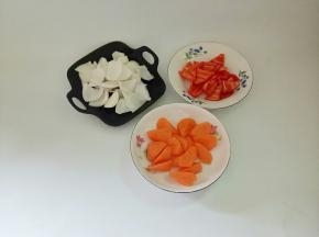 胡萝卜，洋葱，甜椒切成块，西兰花掰成小朵。