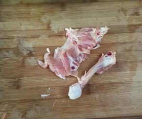 鸡腿去骨切成大块放入碗中