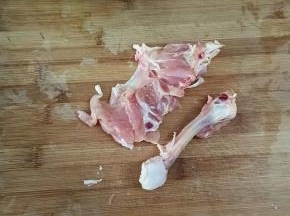 鸡腿去骨切成大块放入碗中