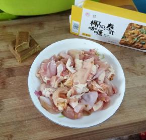 加入小半块的咖喱还有少许的盐抓匀，腌制30分钟(咖喱切未哦)。