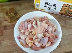 加入小半块的咖喱还有少许的盐抓匀，腌制30分钟(咖喱切未哦)。