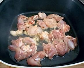 放入锅中煎至两面金黄，盛出备用。