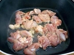 放入锅中煎至两面金黄，盛出备用。