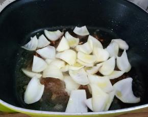 下洋葱小火煸香。