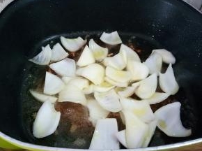下洋葱小火煸香。