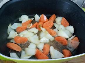 下胡萝卜煸炒个一两分钟。