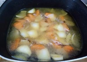 加入一碗的热水，煮个四五分钟