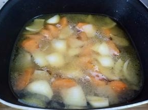 加入一碗的热水，煮个四五分钟