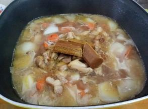 下鸡腿肉，咖喱块，小火煮至浓稠。